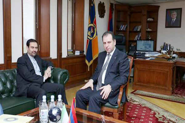 دیدار سفیر ایران با وزیر دفاع ارمنستان